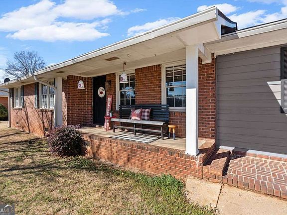 2nd image of 213 Cook St