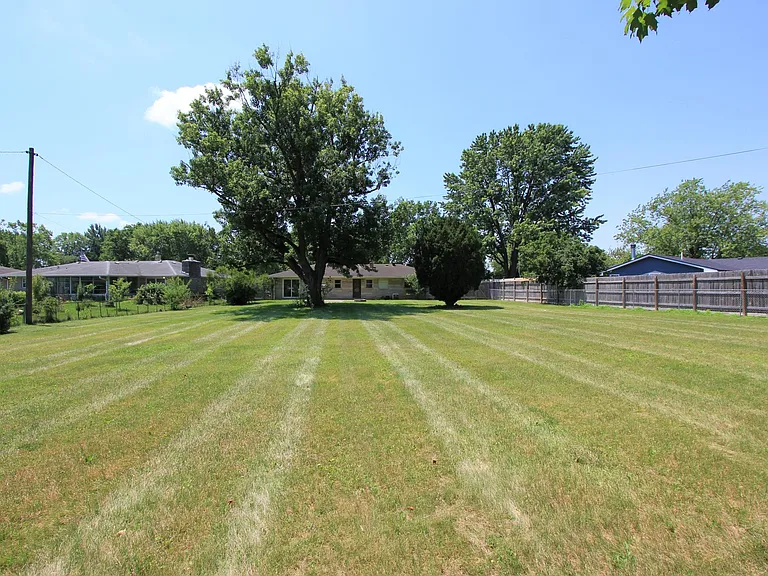 513 Thorne Dr — Photo 3