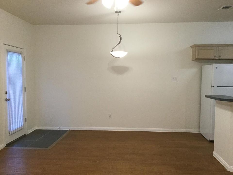 Tall 9' ceilings in all roms - back door goes to large patio with huge shade tree