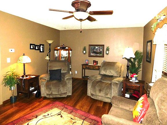 5th image of 822 W 11th St