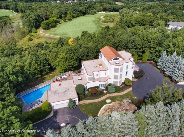 110 Glenmaura Dr, Moosic, PA 18507