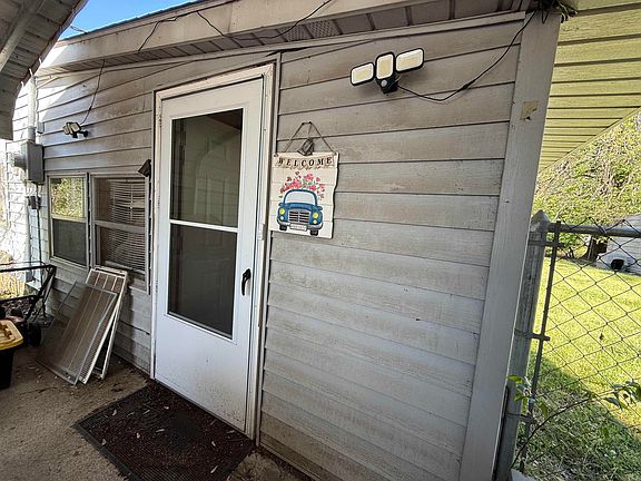 3rd image of 813 Eaton St