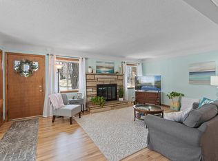 892 Hadley Ln N, Oakdale, MN 55128