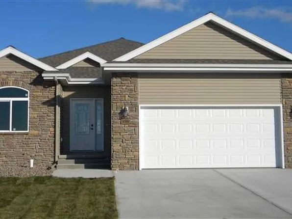 4709 10th Avenue Pl, Kearney, NE 68845