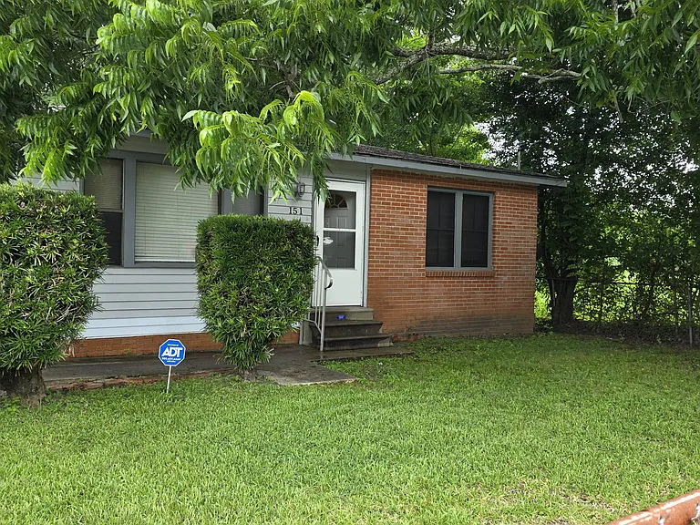 151 Hollywood Dr — Photo 1