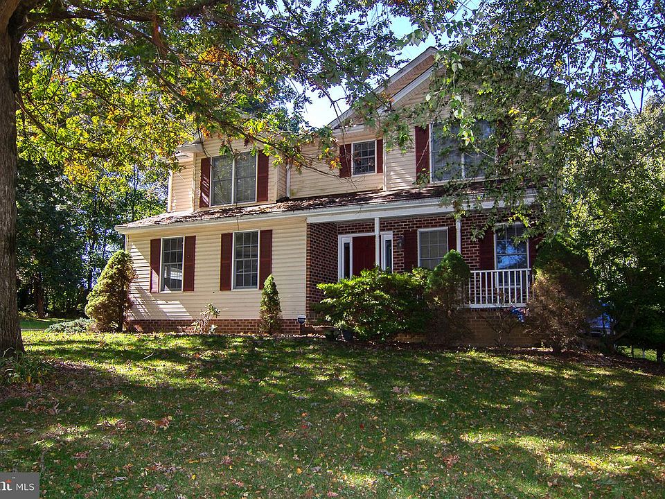 1st image of 4 Oakmont Cir
