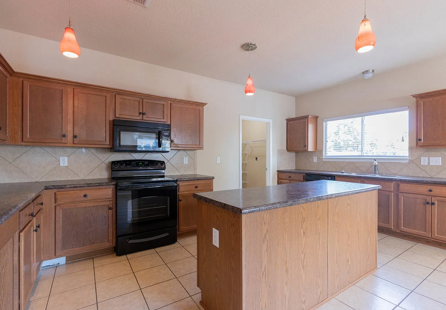 3 bed, 2.0 bath, 1572 sqft, $1,700 — Photo 4