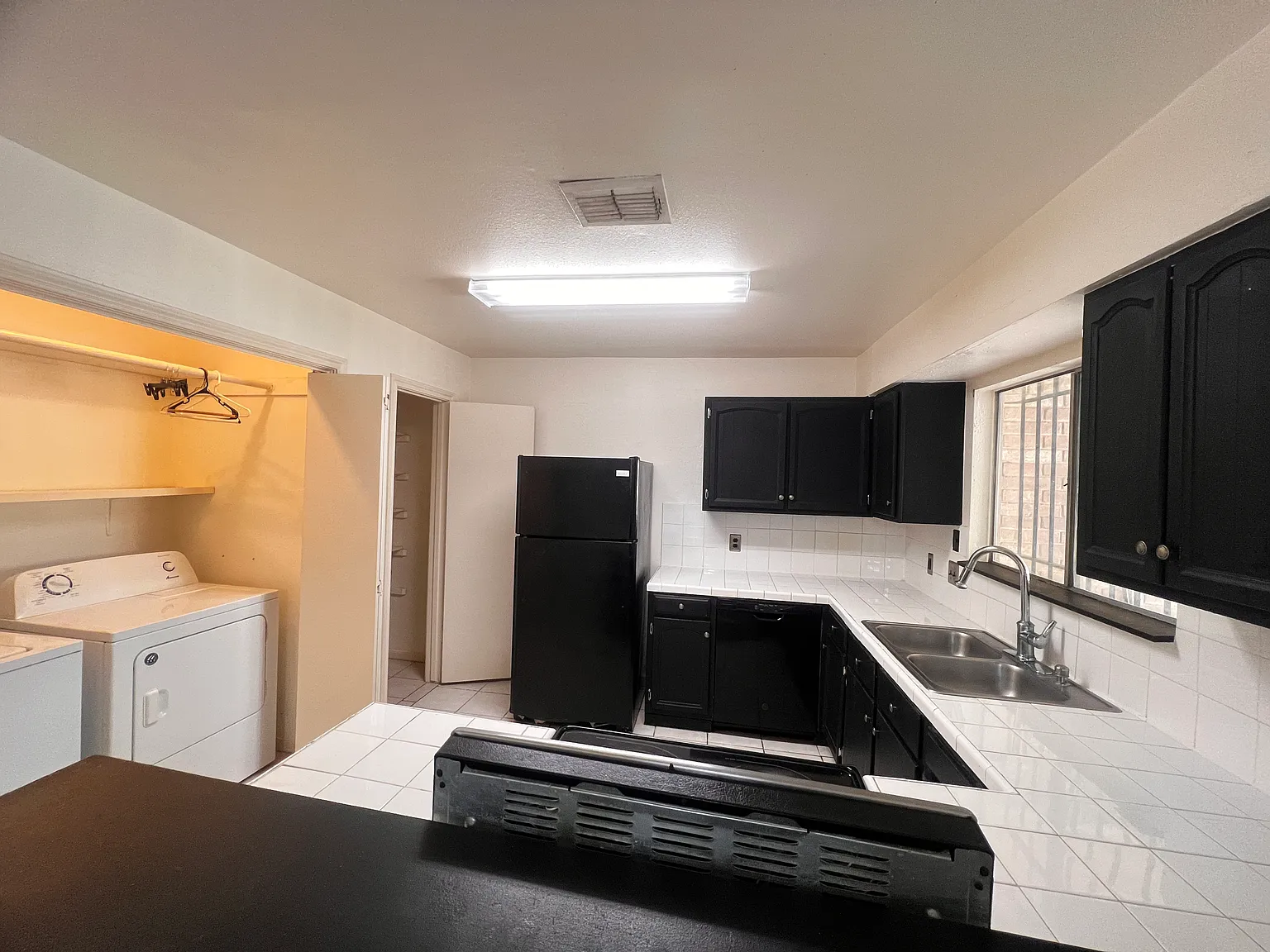 4 bed, 2.5 bath, 1830 sqft, $1,999 — Photo 2