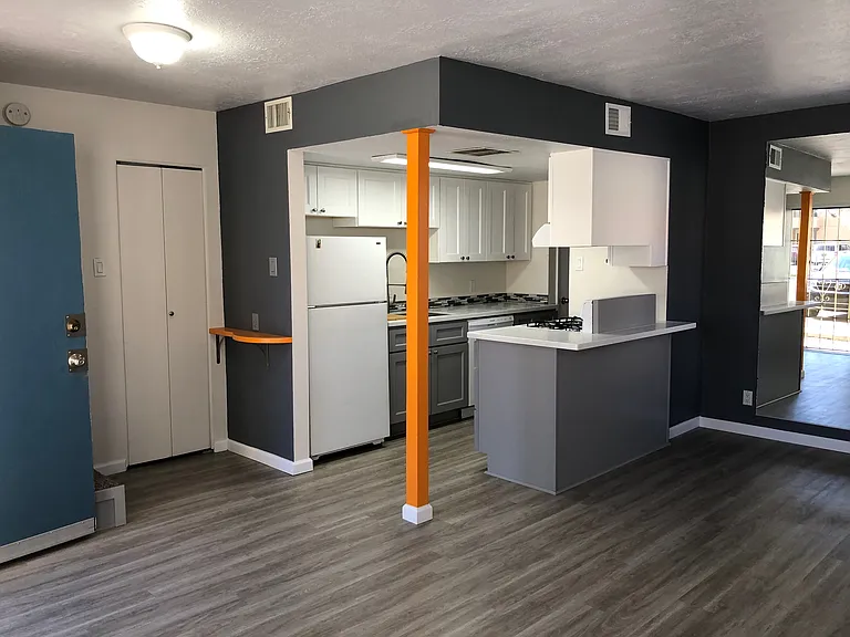 2 Bedroom Town Apartment with Washer / Dryer in Unit & Private Yard — Photo 21