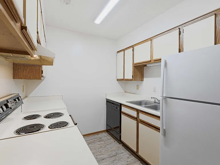 Cambridge Apartments — Photo 34