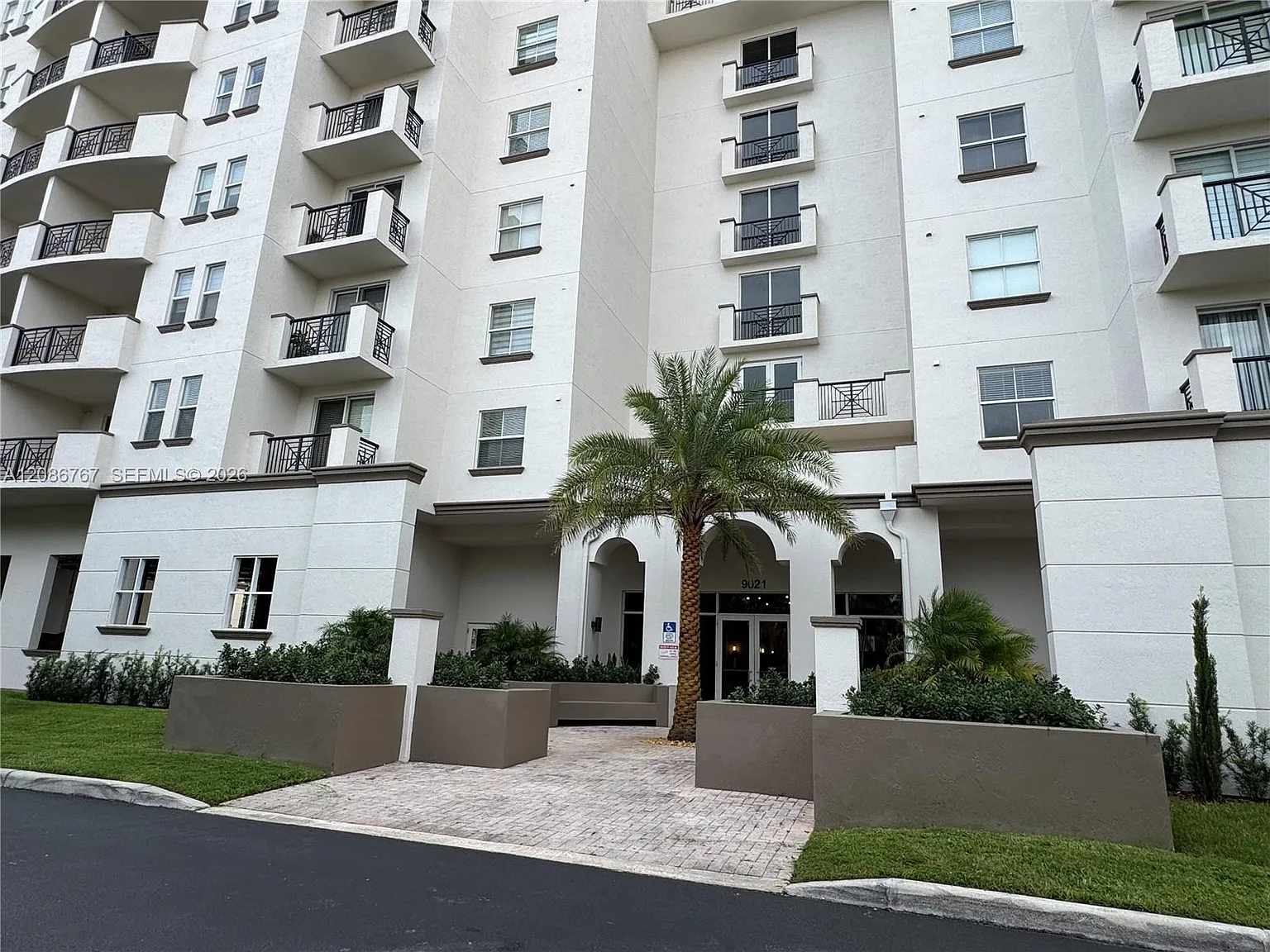 The Grande Condo — Photo 2