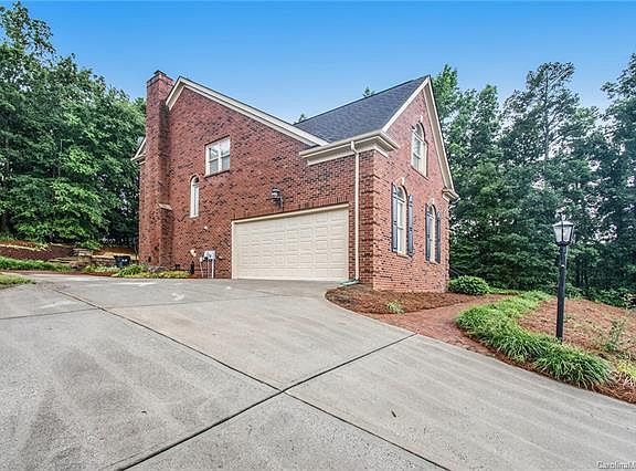 3rd image of 1325 Bershire Ln