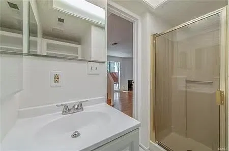 3 bed, 890 sqft, $3,500 — Photo 4