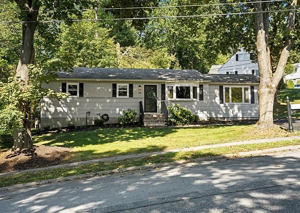 1st image of 32 Stratton Dr