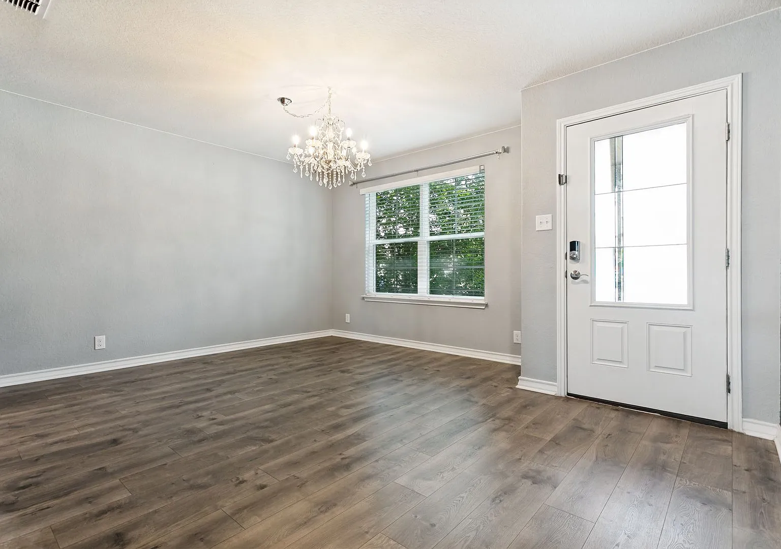 Beautiful 5-Bedroom Home In Valley Ranch — Photo 3