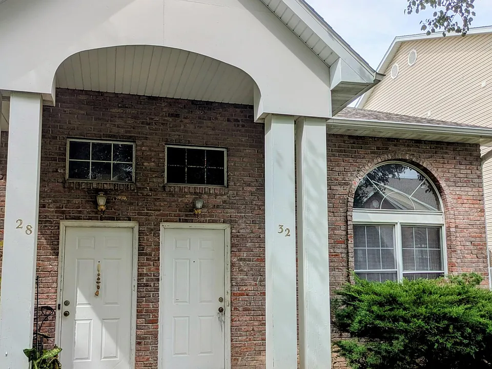 32 N Cedar Lake Dr E