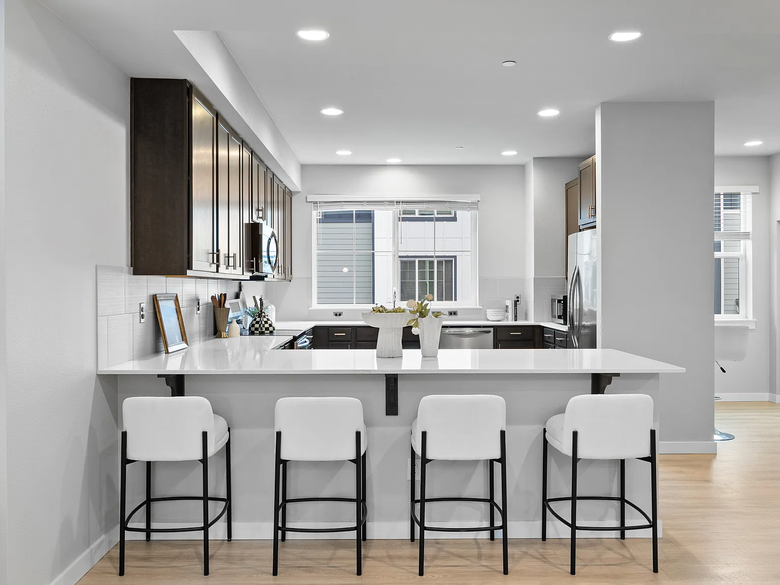 4 bed, 3.5 bath, 2539 sqft, $4,000 — Photo 3