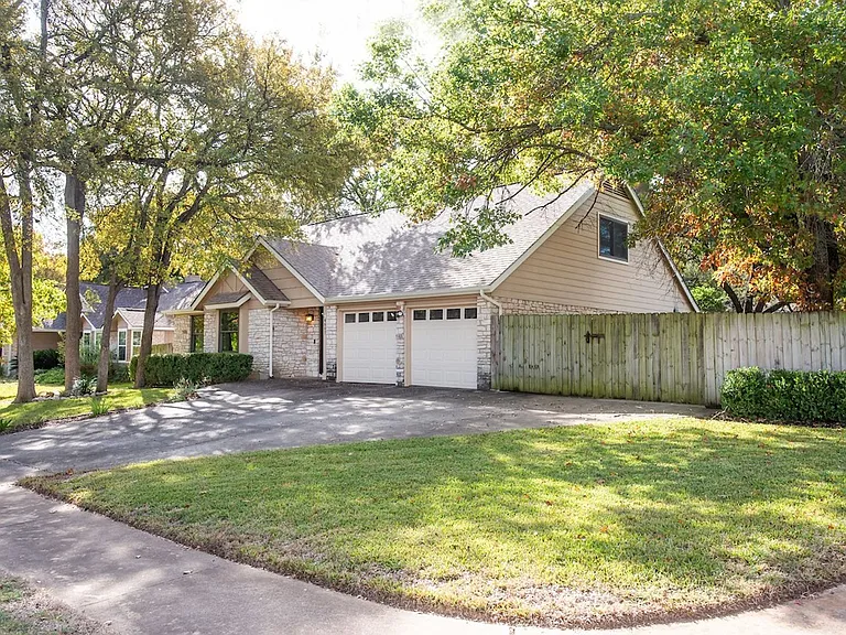 4607 Bridlewood Dr — Photo 2