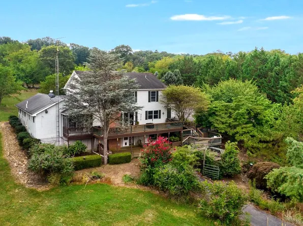 955 Stayman Dr, Falling Waters, WV 25419