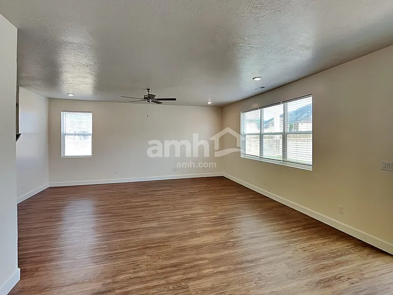 2054 E Silverado Ln — Photo 6