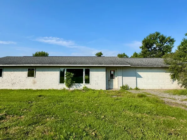 233 Oak Rd, Warroad, MN 56763