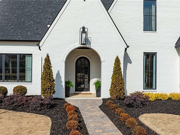 3rd image of 6165 Shrewsbury Ln