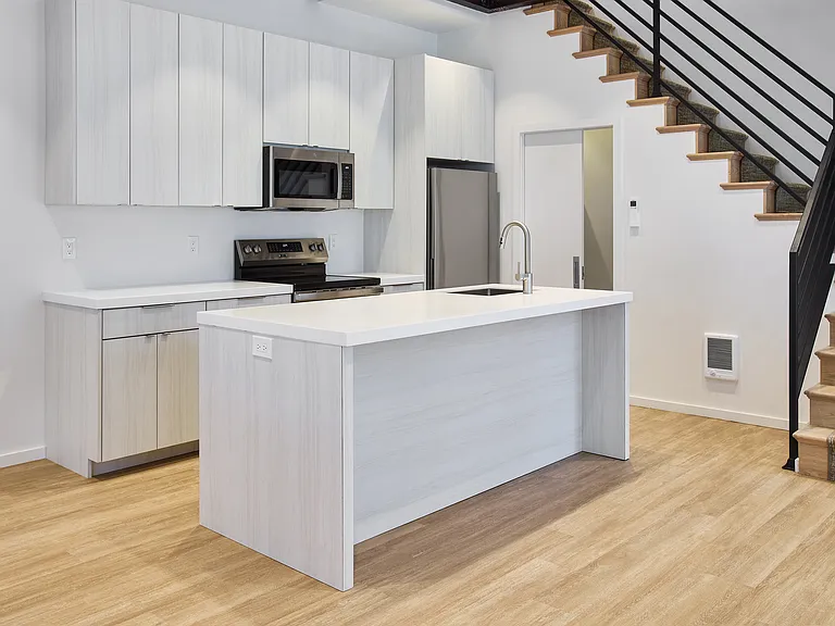 784 Farmington Ave — Photo 12