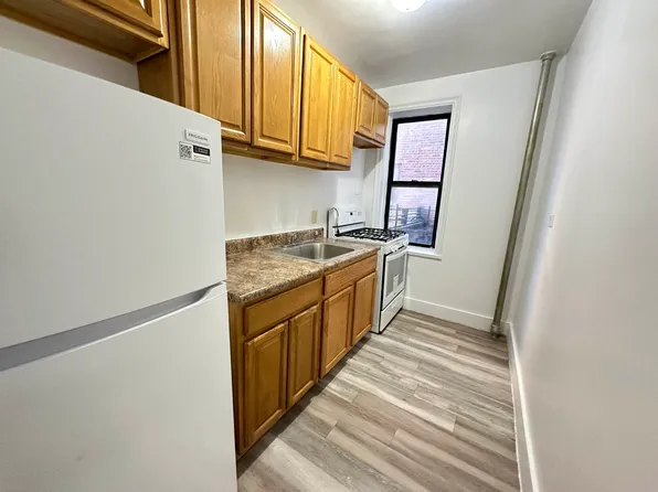 2875 Bainbridge Avenue image 1 of 4