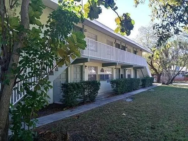 108 SW Lincoln Cir N #1 — Photo 1