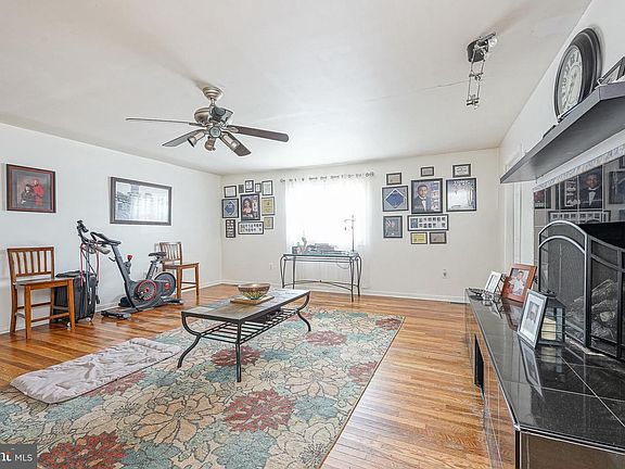 5th image of 18 E 6th Ave