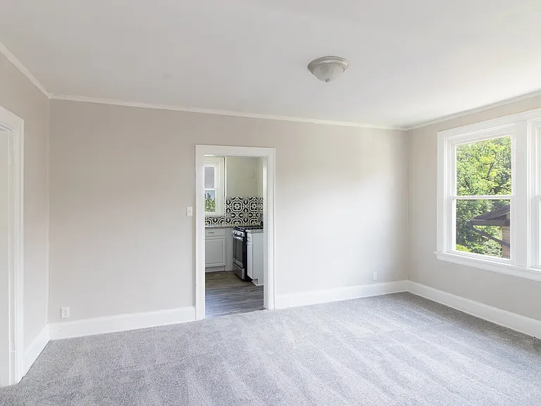 926 Mount Hope Ave — Photo 3
