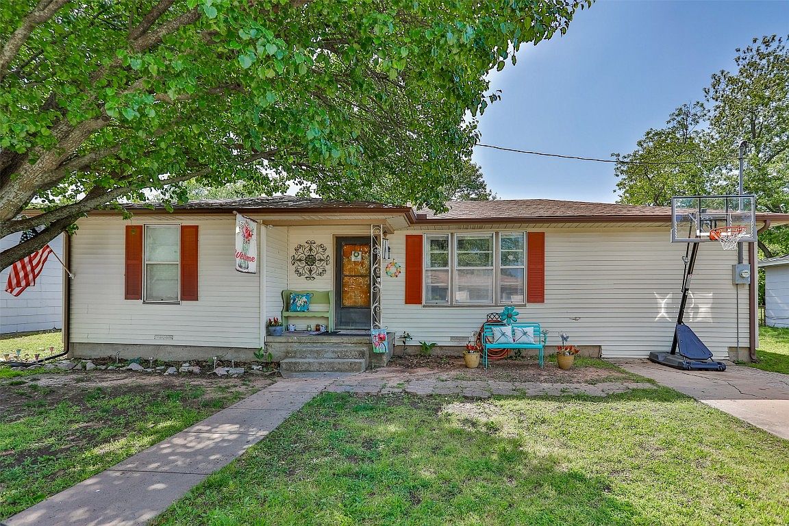 915 N Oak St, Muenster, TX 76252 Zillow