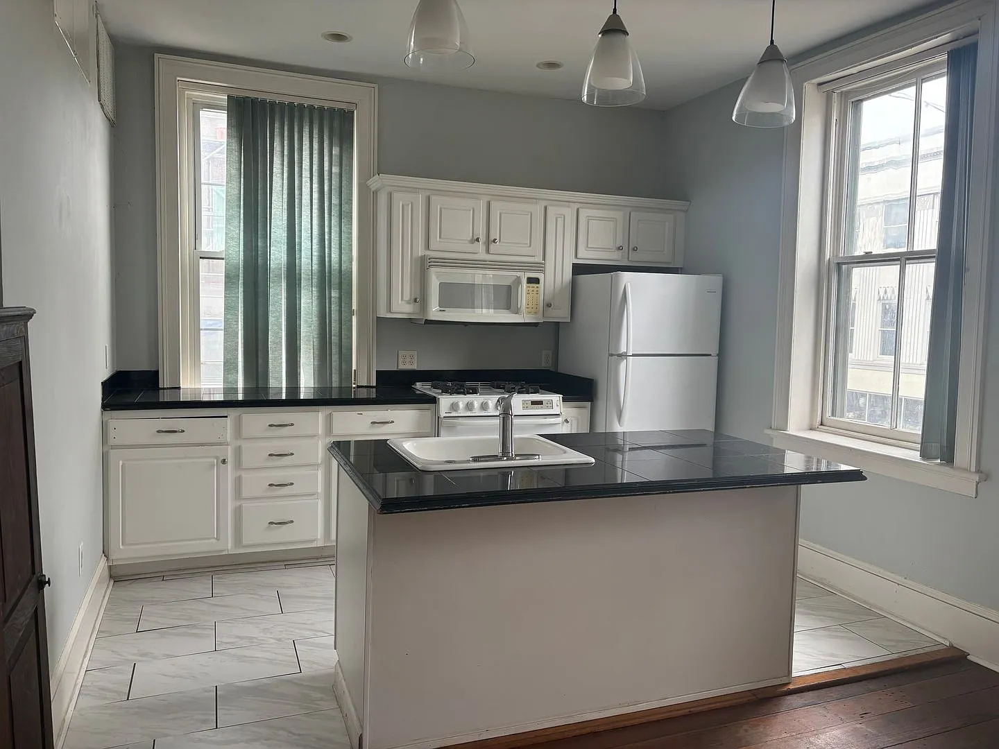227 W Broughton St — Photo 4