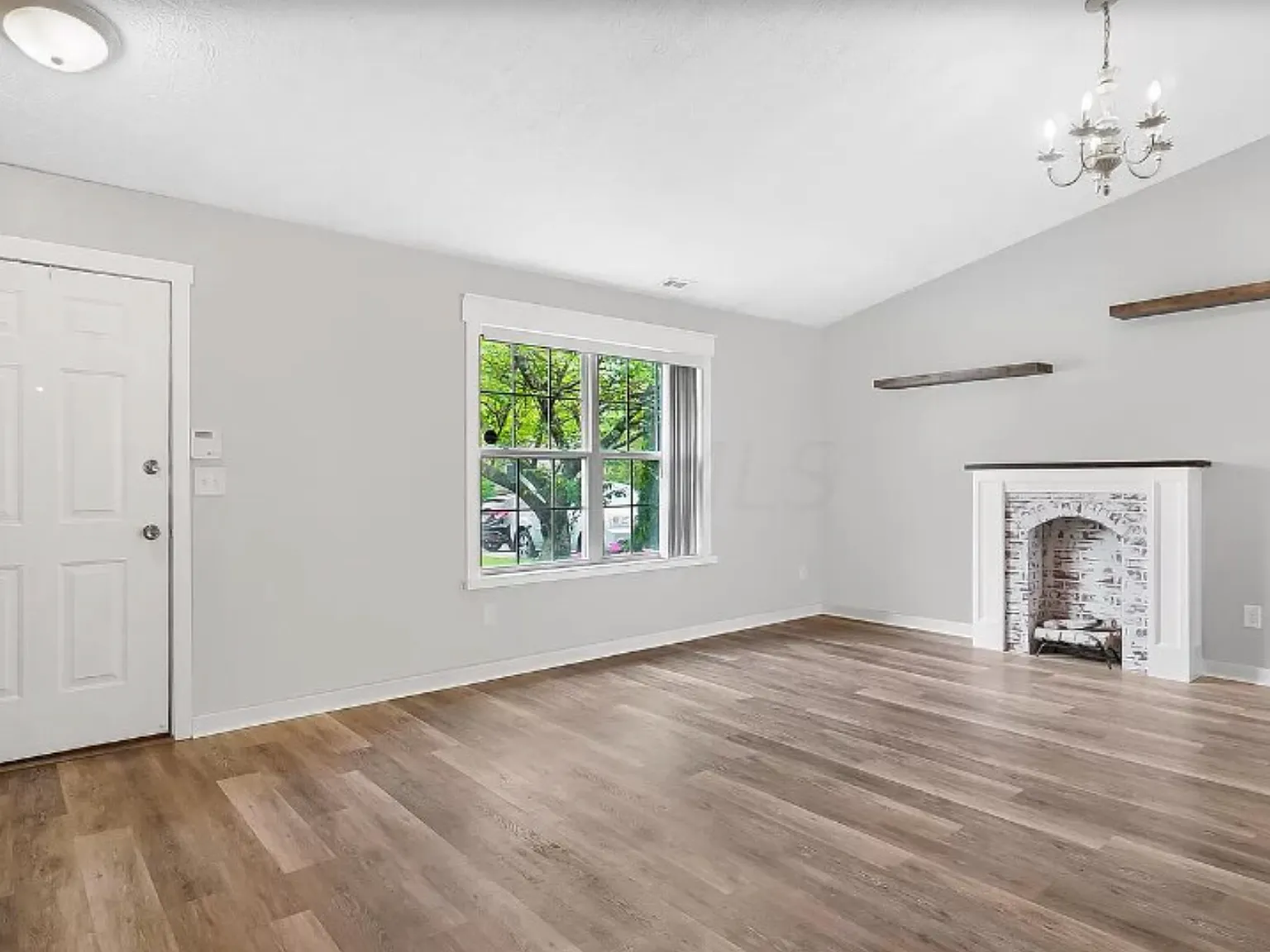 3 bed, 1167 sqft, $2,100 — Photo 2