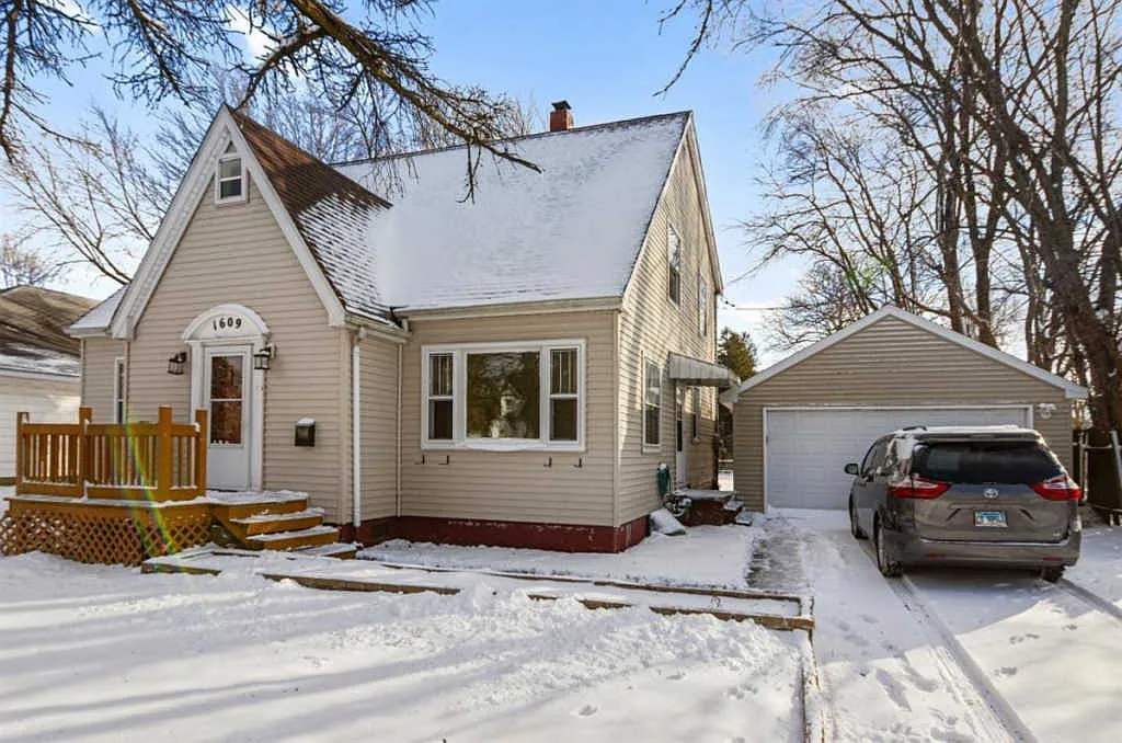 1609 W Healey St photo 1