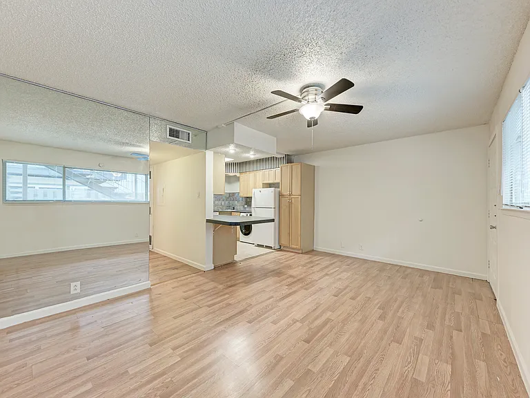 2404 Longview St #101 — Photo 7