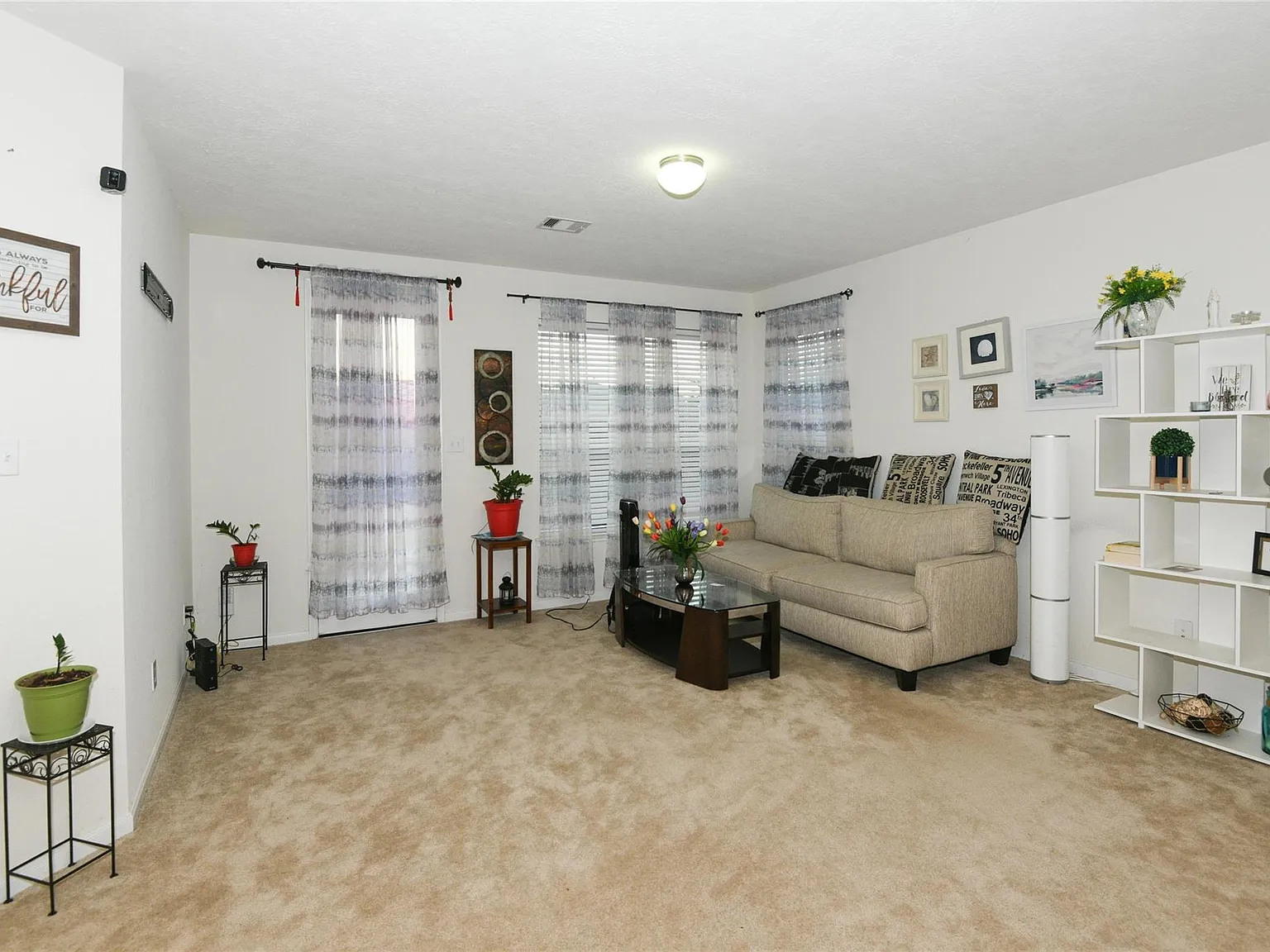3 bed, 2.0 bath, 1644 sqft, $2,000 — Photo 3