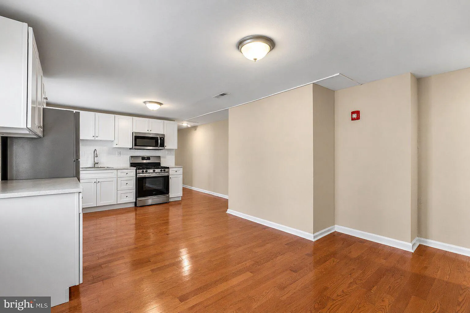 2 bed, 1.0 bath, 775 sqft, $2,500 — Photo 3