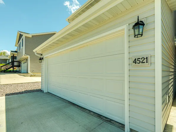 4521 Corvette St NW, Mandan, ND 58554