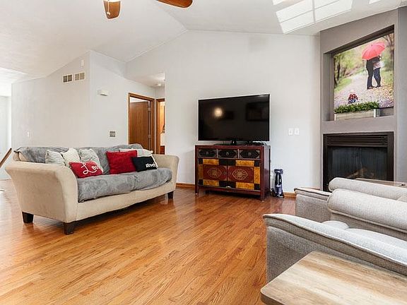 4th image of 156 River Woods Ln