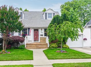 46 Vine St, Lynbrook, NY 11563