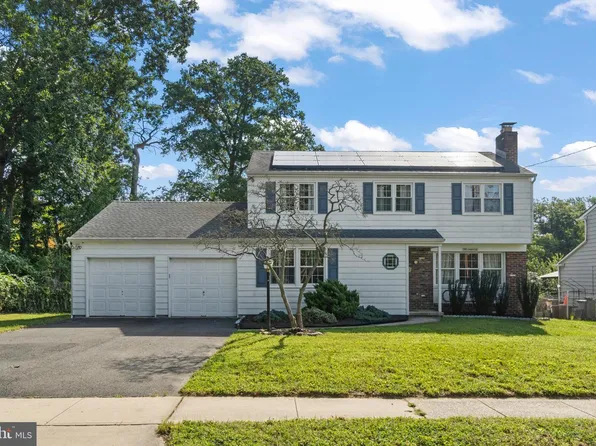 1 Longwood Dr, Burlington, NJ 08016
