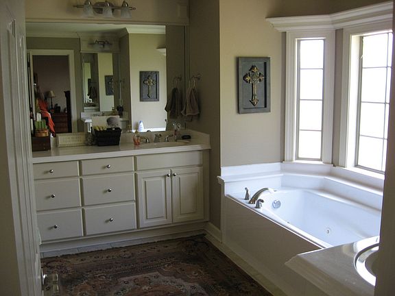 Master bath w/whirlpool