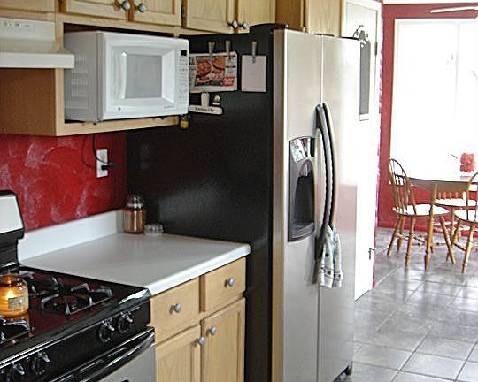 Right side of kithen and eaeat-in kitchen area