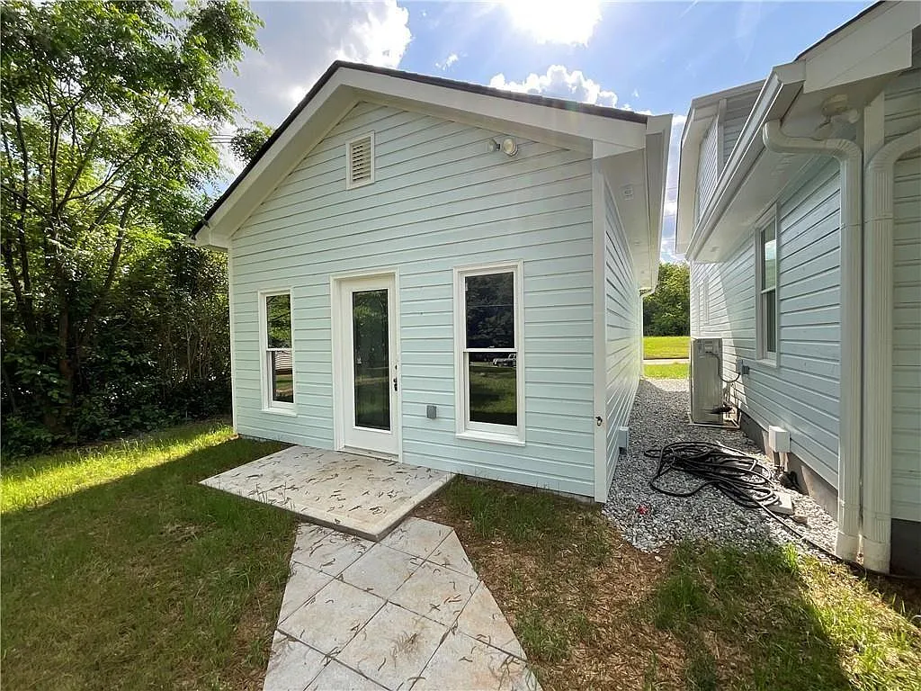 5 bed, 4.0 bath, 2575 sqft, $2,900 — Photo 2