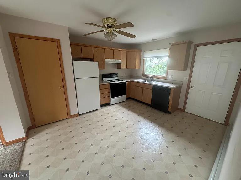 131 Smith St #B5 — Photo 3