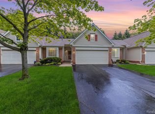 37342 Amhurst Dr, Westland, MI