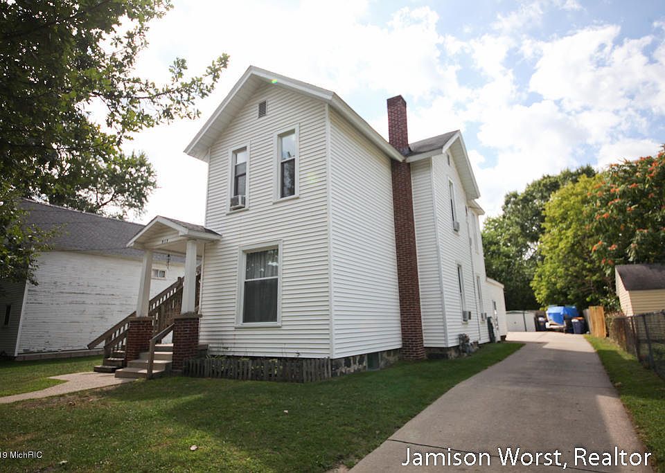 1st image of 915 Fremont Ave NW