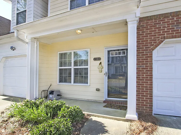 2384 Suwanee Pointe Dr — Photo 2