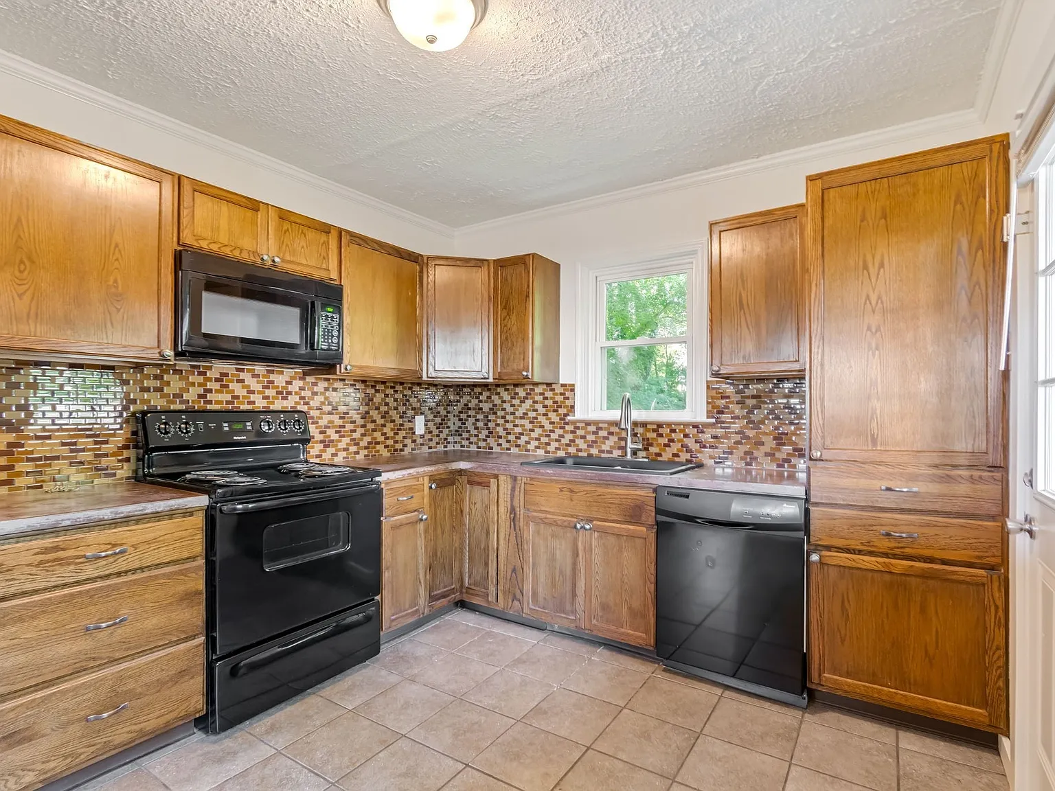 2 bed, 900 sqft, $1,375 — Photo 2